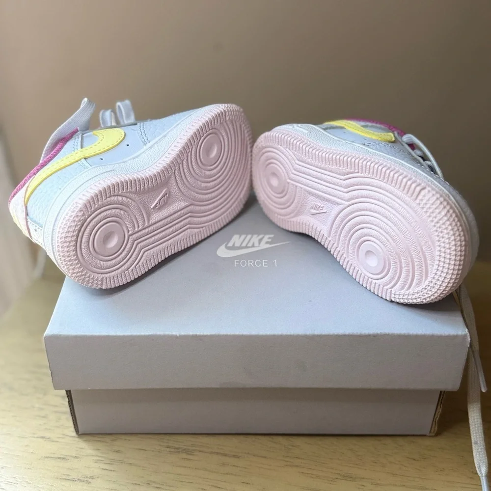 Nike White and Pink Sneakers Low-Top Design